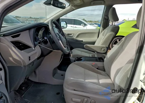 2018 Toyota Sienna Le z USA, uszkodzony, nr VIN 5TDKZ3DC8JS953252